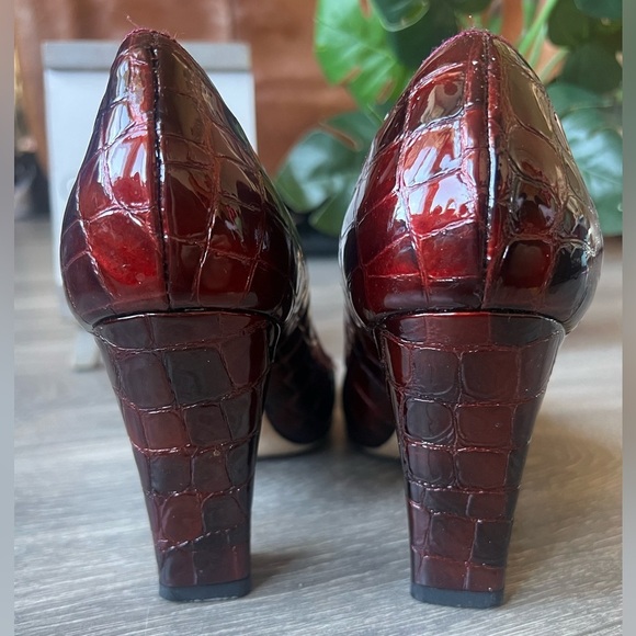 Anne Klein real patent leather crocodile pattern pump. Made in Italy. Size 7 - Picture 5 of 7